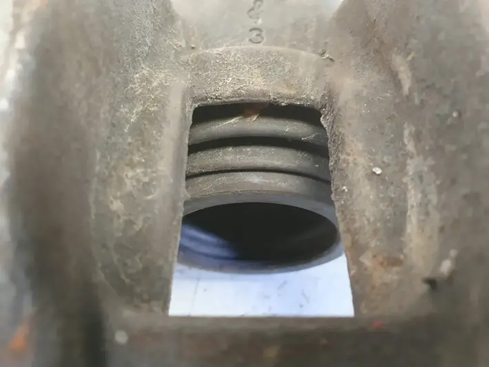 Volvo S60 II V60 I PRZEDNI ZACISK HAMULCOWY prawy przód pasażera 31471664