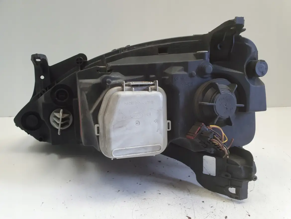 Opel Corsa C lift PRZEDNIA LAMPA PRAWA prawy przód anglik 13100538 0096726