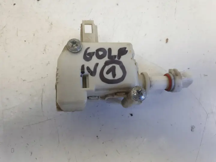 VW Golf IV SIŁOWNIK KLAPKI PALIWA Silniczek