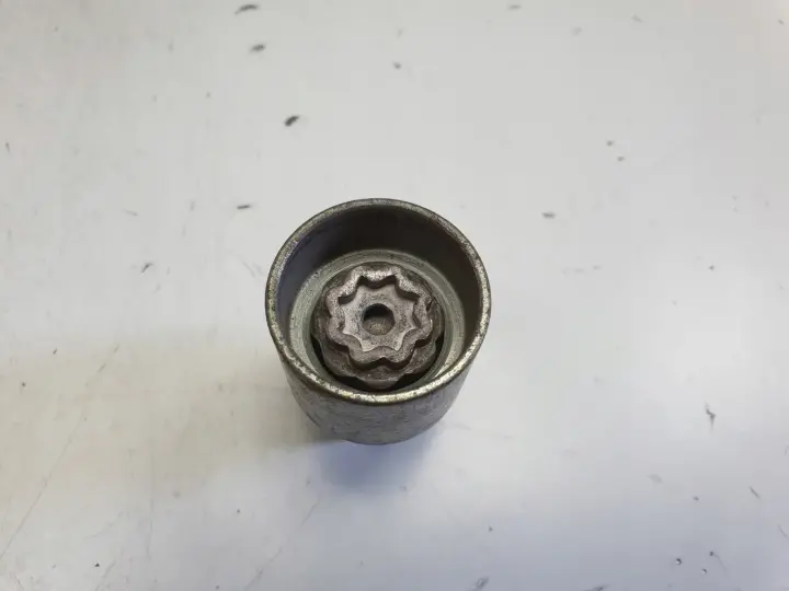 Renault Nissan ZŁODZIEJKI DO KÓŁ Felg Zestaw 4 śrub szpilek 7711239110