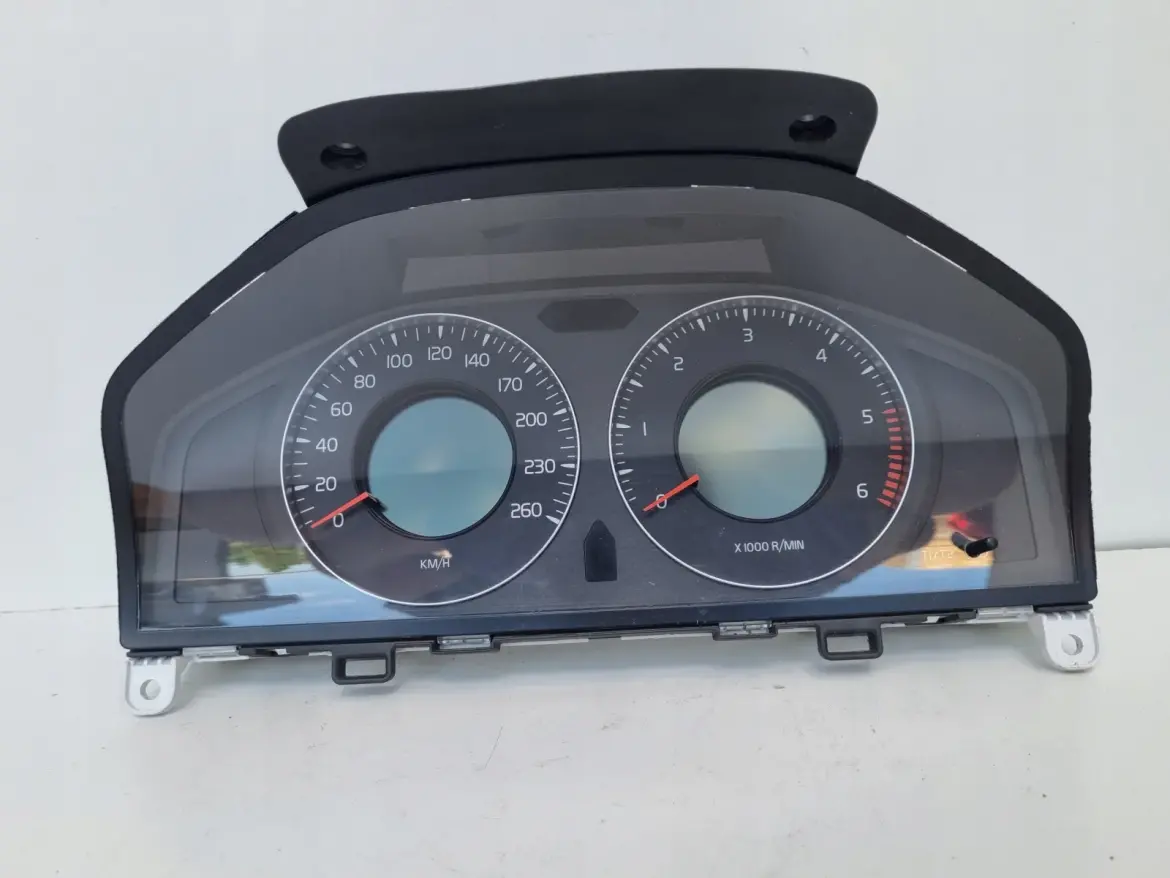 Volvo S80 II V70 III XC70 II 2.4 D5 LICZNIK ZEGARY Europa diesel 31270899AA
