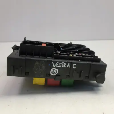 Vectra C 2.0 DTI SKRZYNKA BEZPIECZNIKÓW 13112910