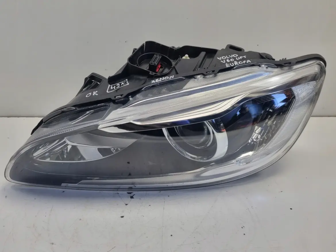 Volvo S60 II V60 LIFT PRZEDNIA LAMPA LEWA lewy przód XENON skrętna 31420261