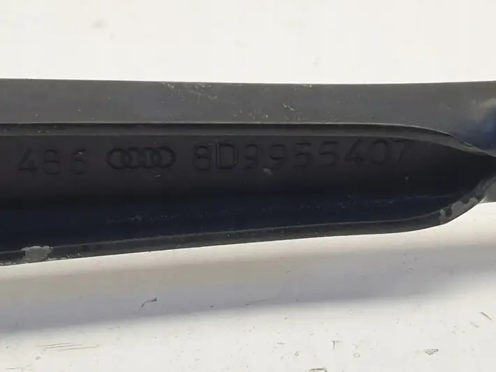 Audi A3 8L RAMIE TYLNEJ WYCIERACZKI Tył 8D9955407