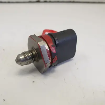 VW Golf VII 1.4 TSI CZUJNIK CIŚNIENIA PALIWA 06J906051F