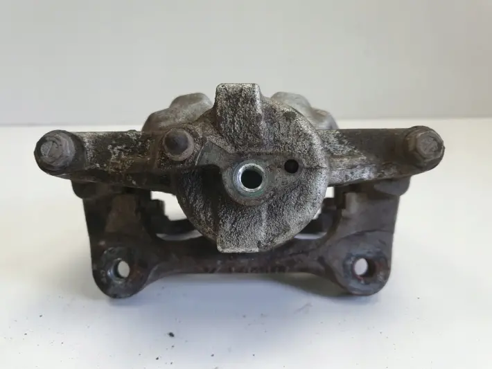 Toyota Corolla XII E21 PRZEDNI ZACISK HAMULCOWY lewy przód KIEROWCY L.P