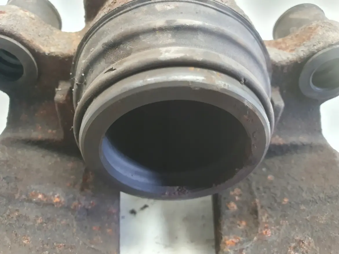 Volvo XC60 I PRZEDNI ZACISK HAMULCOWY lewy przód kierowcy 31423311