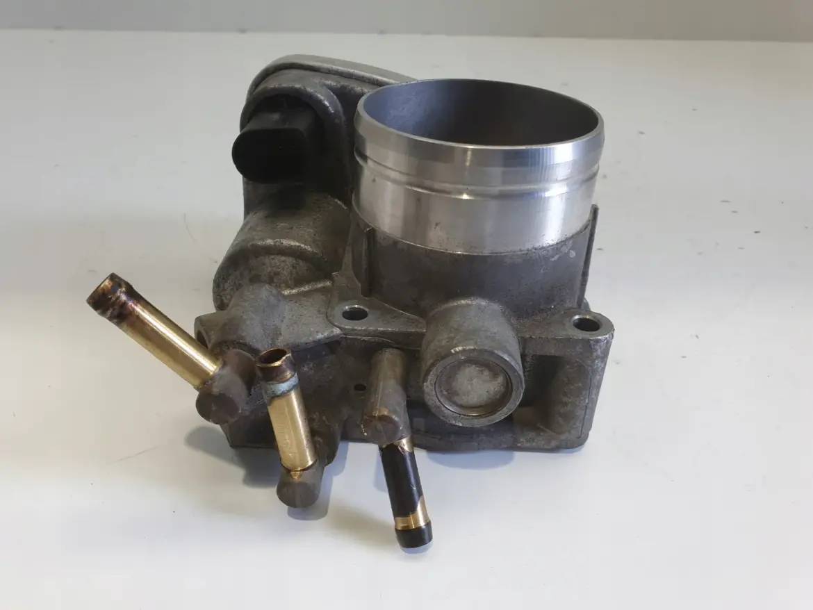 Audi A3 II 8P 1.6 8V PRZEPUSTNICA 06A133062AT