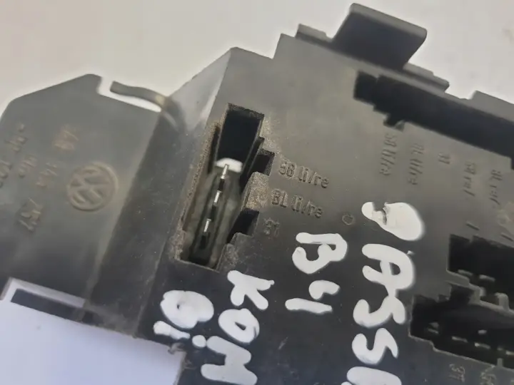 Passat B4 kombi WKŁAD TYLNEJ LAMPY Lewy tył kierowcy 3A9945257
