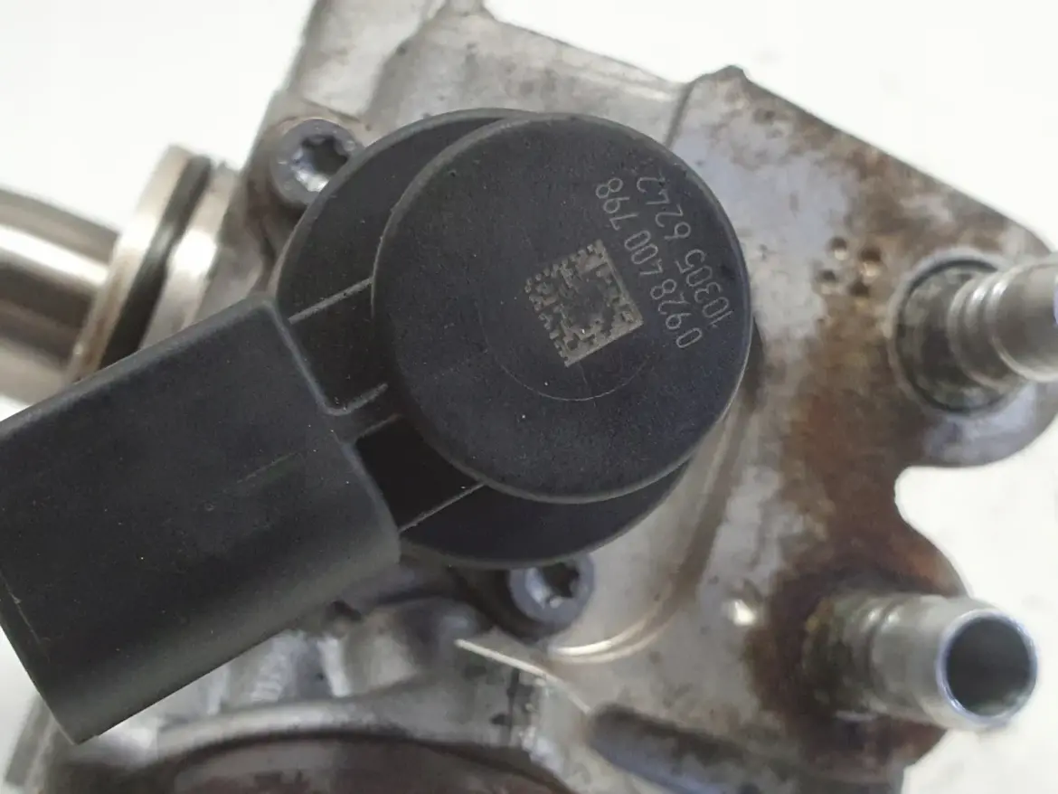 BMW F10 F11 2.0 D POMPA WTRYSKOWA 0445010517