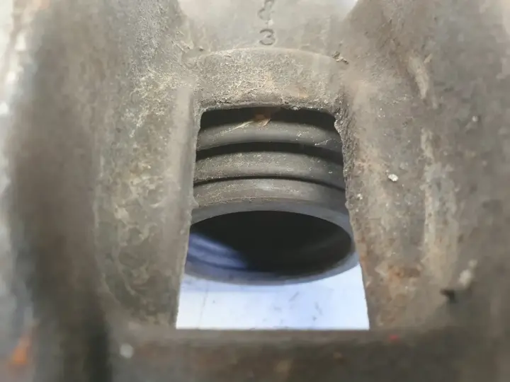 Volvo S60 II V60 I PRZEDNI ZACISK HAMULCOWY prawy przód pasażera 31471664