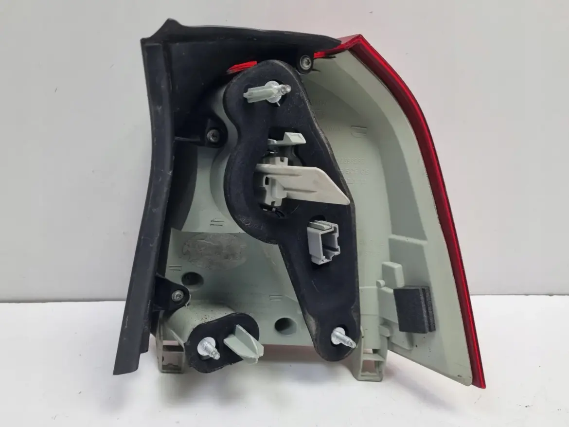 Volvo V70 III XC70 TYLNIA TYLNA LAMPA LEWA lewy tył LED 31395072