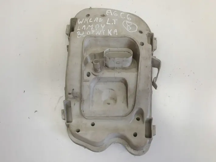 Audi A6 C6 sedan LEWY WKŁAD TYLNEJ LAMPY w Błotnik