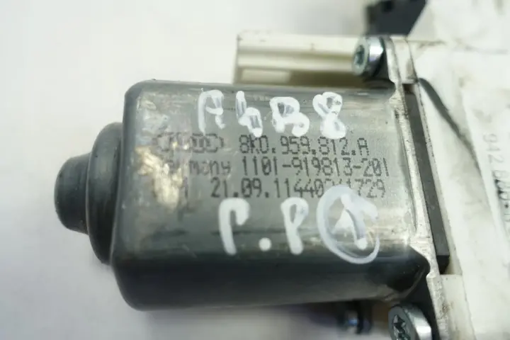 Audi A4 B8 SILNICZEK TYLNEJ SZYBY prawy tył