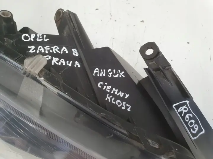 Opel Zafira B PRZEDNIA LAMPA PRAWA prawy przód anglik Ciemny klosz