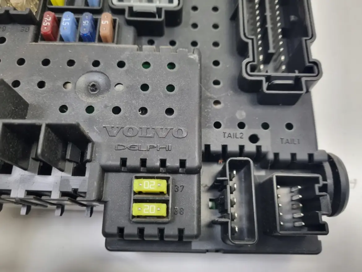 Volvo S60 I XC70 I V70 II 2.4 D5 SKRZYNKA BEZPIECZNIKÓW 30728512