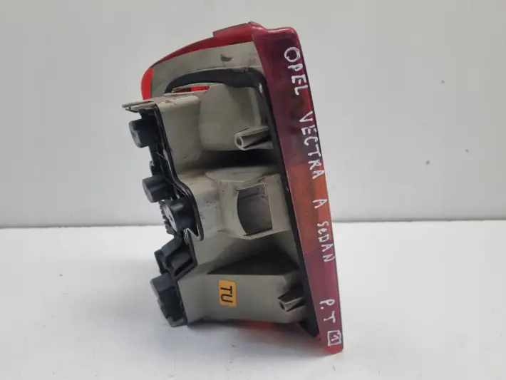 Opel Vectra A sedan 88-92r TYLNIA TYLNA LAMPA PRAWA prawy tył