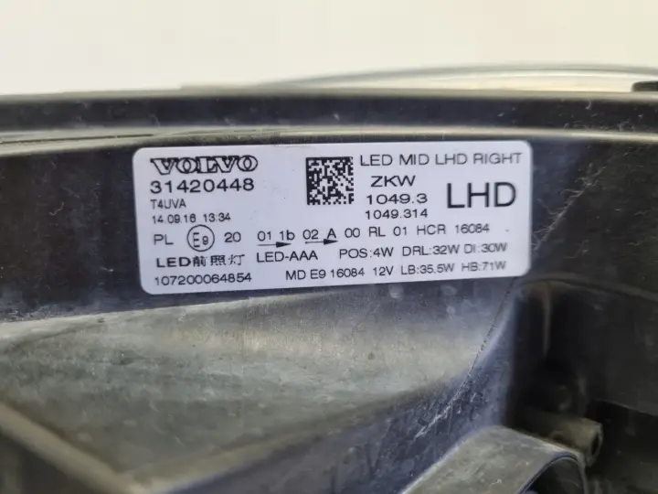 Volvo V40 II XC40 LIFT PRZEDNIA LAMPA PRAWA prawy przód LED 31420448