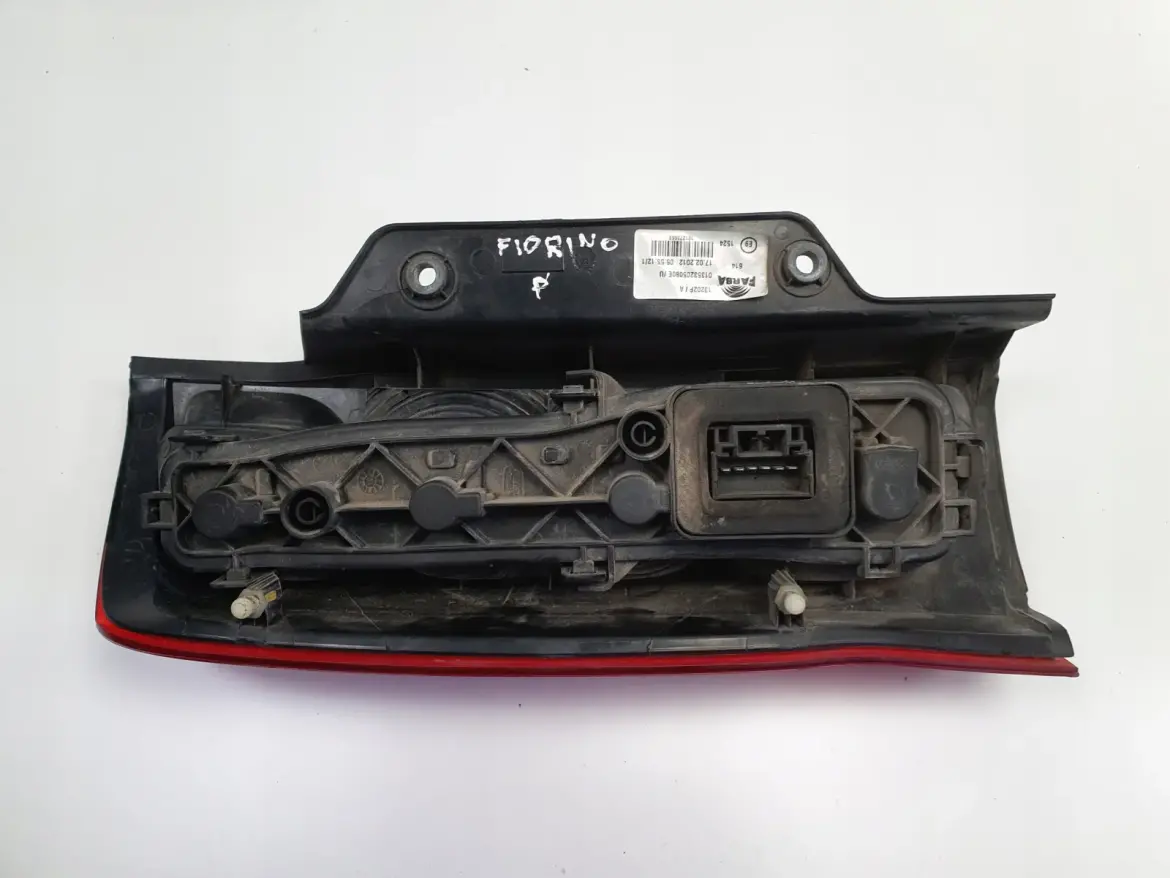 FIAT FIORINO NEMO BIPPER TYLNIA TYLNA LAMPA PRAWA prawy tył 01353205080E