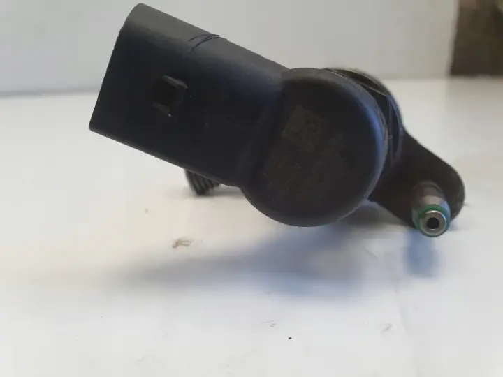 Volvo C30 S40 II V50 V70 1.6 D2 WTRYSKIWACZ wtrysk 9802448680