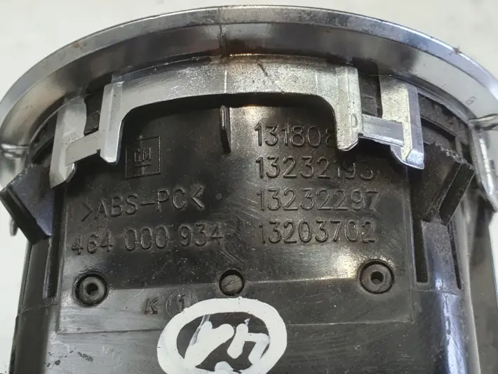 Opel Corsa D PRAWA PRZEDNIA KRATKA NAWIEWU Przód pasażera 13232193