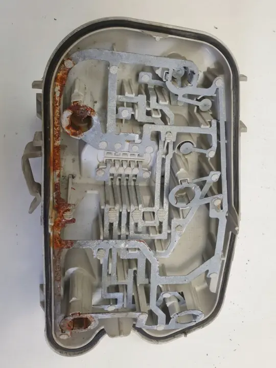 Audi A6 C6 sedan LEWY WKŁAD TYLNEJ LAMPY w Błotnik