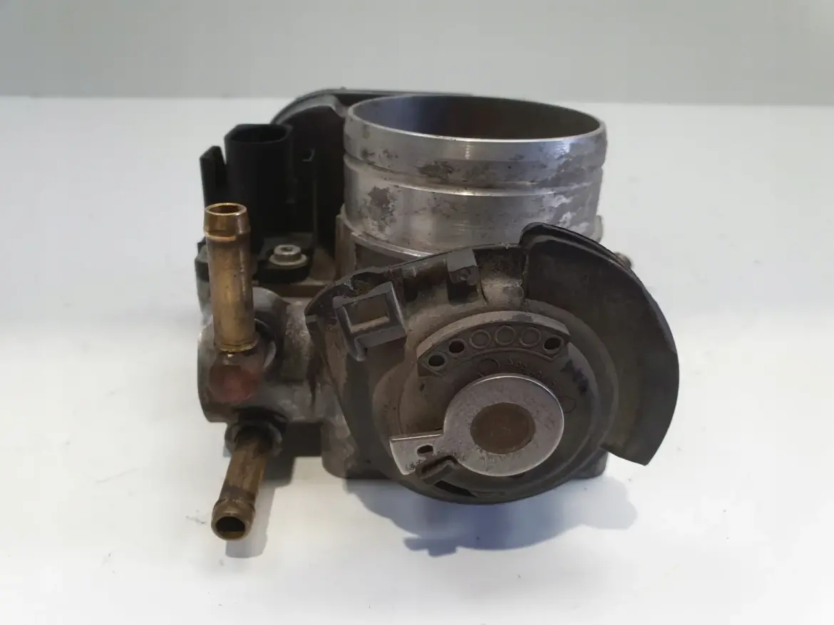Audi A3 8L 1.6 8V PRZEPUSTNICA 06A133064J