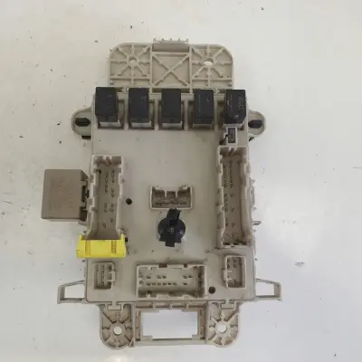 Toyota RAV4 II 2.0 d4d SKRZYNKA BEZPIECZNIKÓW