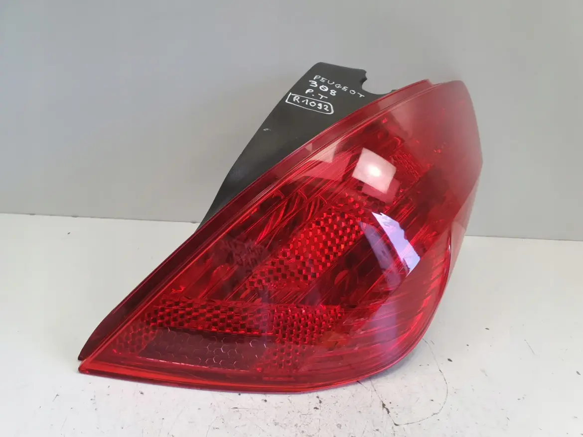 Peugeot 308 HB 07-11r TYLNA LAMPA PRAWA prawy tył pasażera