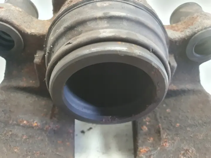 Volvo XC60 I PRZEDNI ZACISK HAMULCOWY lewy przód kierowcy 31423311