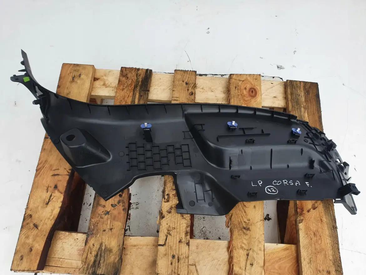 Opel Corsa F LEWA TYLNA OSŁONA SŁUPKA tył 39196907