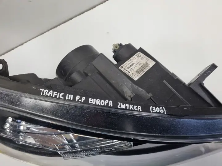 Renault Trafic III 14-19r PRZEDNIA LAMPA PRAWA PRAWY PRZÓD 260109424R