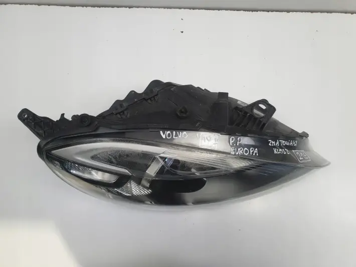 VOLVO V40 II 12-19r PRZEDNIA LAMPA PRAWA PRAWY PRZÓD europa 31283327