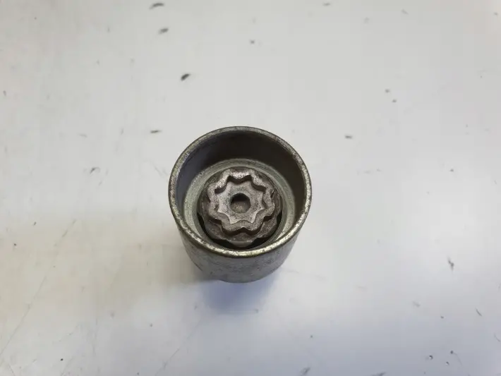 Renault Nissan ZŁODZIEJKI DO KÓŁ Felg Zestaw 4 śrub szpilek 7711239110