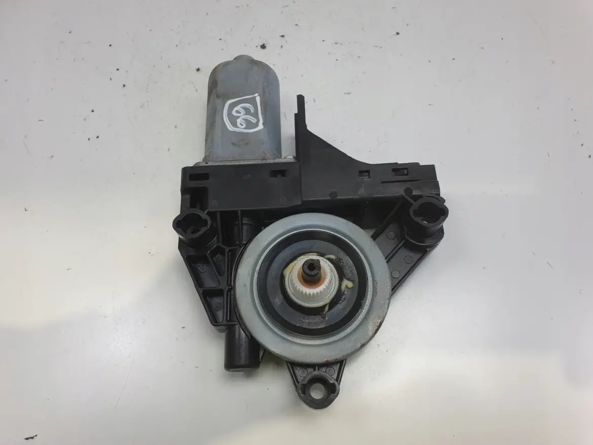 Volvo V40 II 12-16r SILNICZEK SZYBY lewy przód KIEROWCY 966268