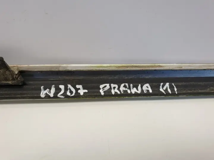 Mercedes W207 Coupe PRAWA LISTWA ZGARNIAJĄCA Chrom