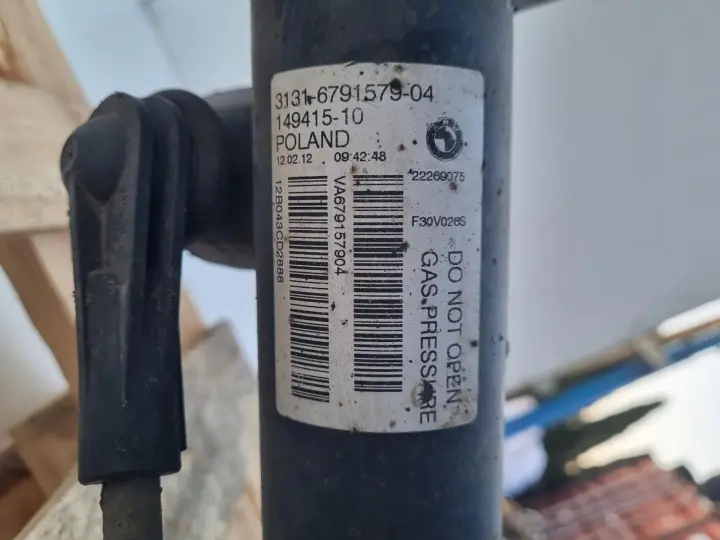 BMW F30 2.0 D PRAWY PRZEDNI AMORTYZATOR Piasta zwrotnica przód 6791579
