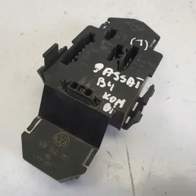 Passat B4 kombi WKŁAD TYLNEJ LAMPY Lewy tył kierowcy 3A9945257