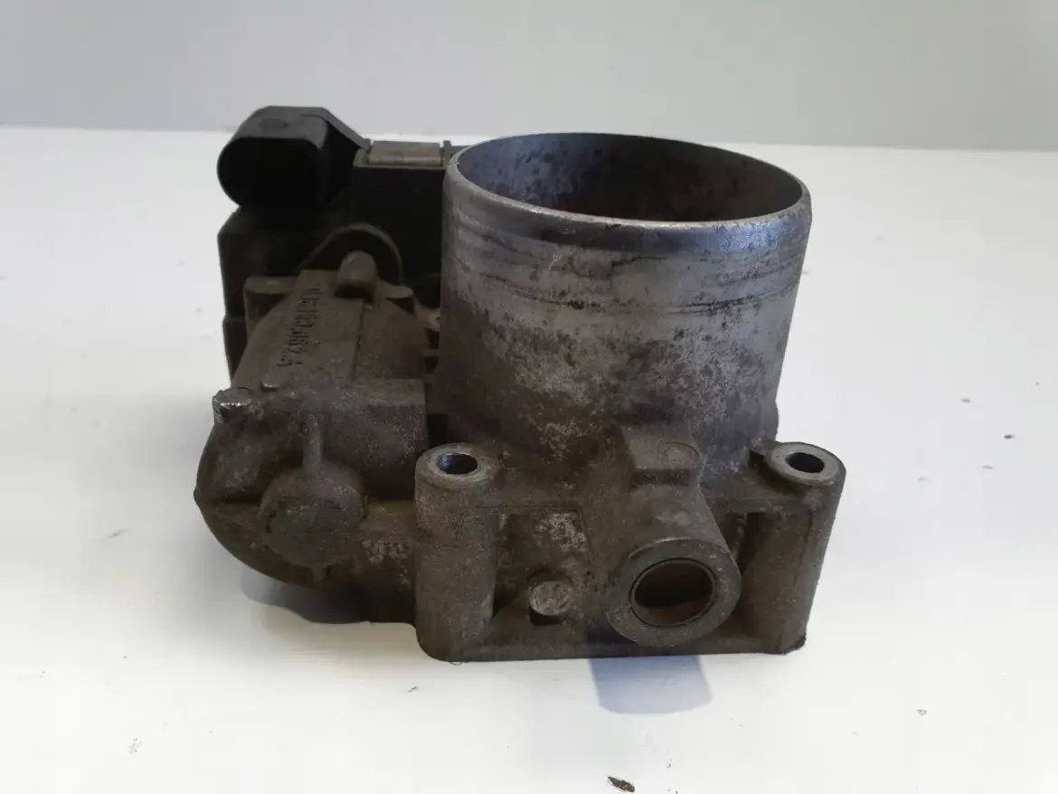 VW Golf V 1.6 FSI PRZEPUSTNICA 03C133062A