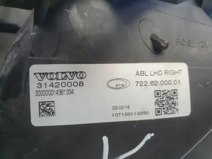 VOLVO V40 II 12-19r PRZEDNIA LAMPA PRAWA PRAWY PRZÓD europa xenen 31420008