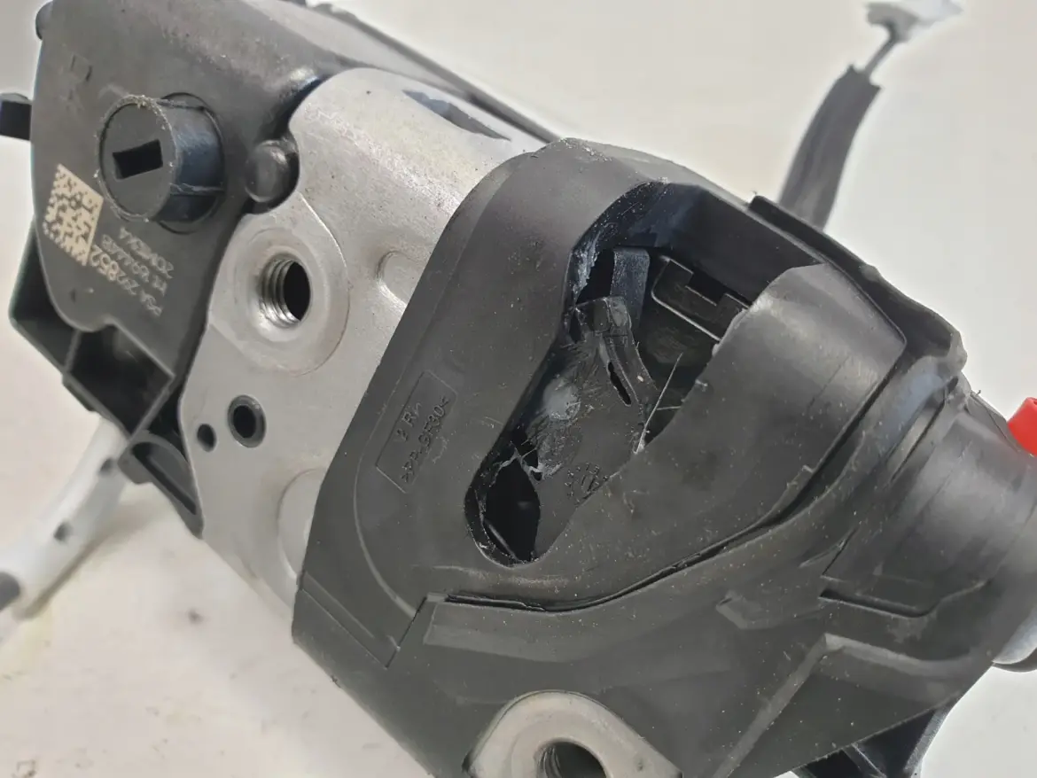 Opel Corsa F ZAMEK DRZWI prawy tył PASAŻERA 292852
