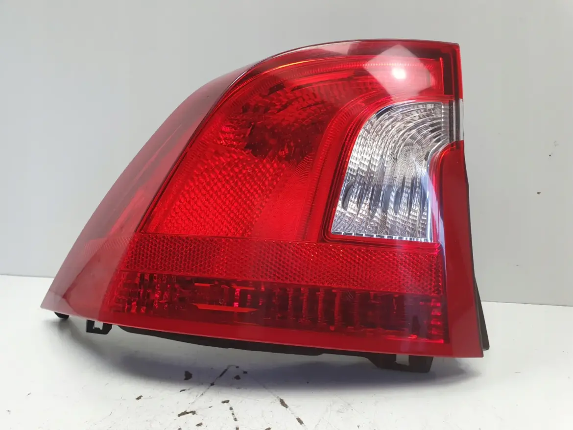 Volvo S60 II 10-13r TYLNIA TYLNA LAMPA LEWA lewy tył ŁADNA 30796267