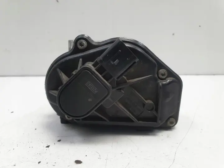 Ford Focus MK2 II 1.6 16V PRZEPUSTNICA VP4F9U-9E928-BA