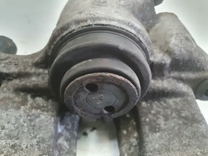 Volvo V40 II ZACISK HAMULCOWY Lewy tył kierowcy 31341230