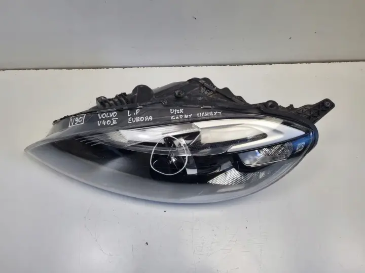 Volvo V40 II 12-16r PRZEDNIA LAMPA LEWA lewy przód EUROPA XENON 31420007
