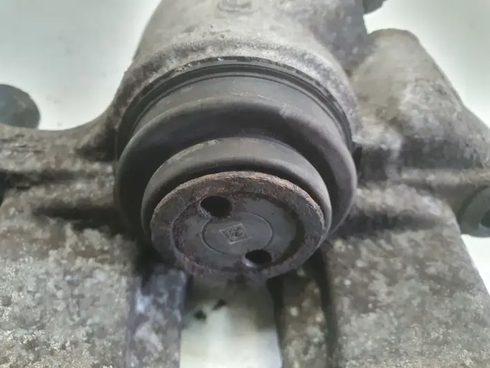 Volvo V40 II ZACISK HAMULCOWY Lewy tył kierowcy 31341230