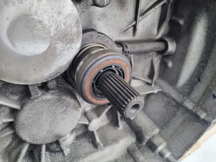 Volvo V70 III 2.4 D5 SKRZYNIA BIEGÓW 9G9R-7002-MA 31259509