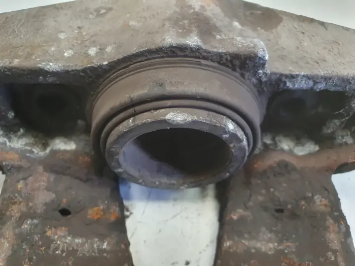 Volvo V40 II PRZEDNI ZACISK HAMULCOWY prawy przód PASAŻERA P.P 976