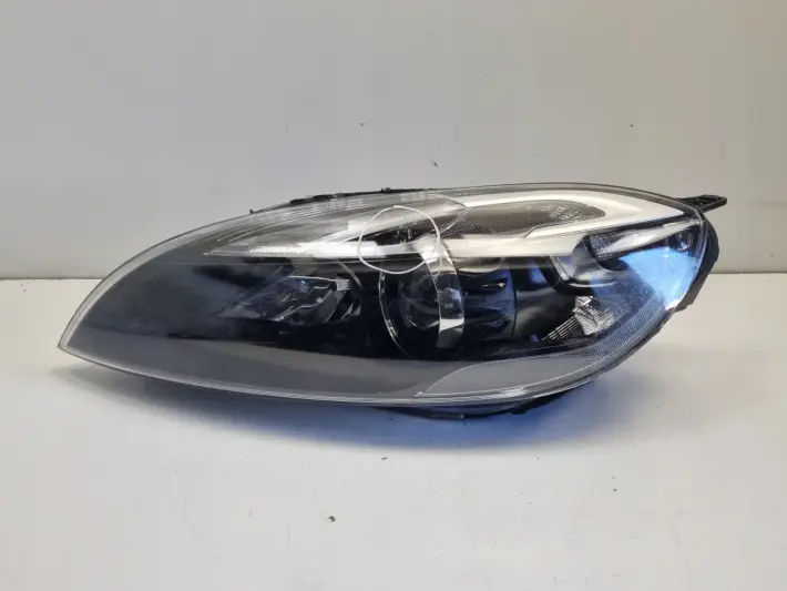 Volvo V40 II 12-16r PRZEDNIA LAMPA LEWA lewy przód EUROPA XENON 31420007