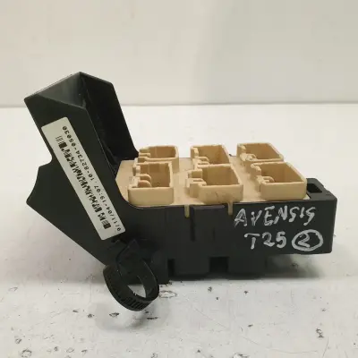 Toyota Avensis T25 SKRZYNKA BEZPIECZNIKÓW